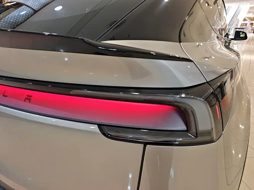 Tesla Model Y L — фото 8