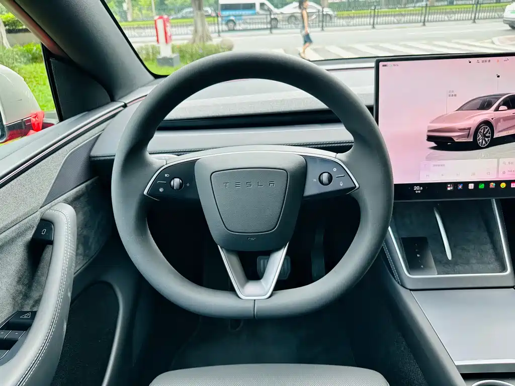 Tesla Model Y L — фото 17