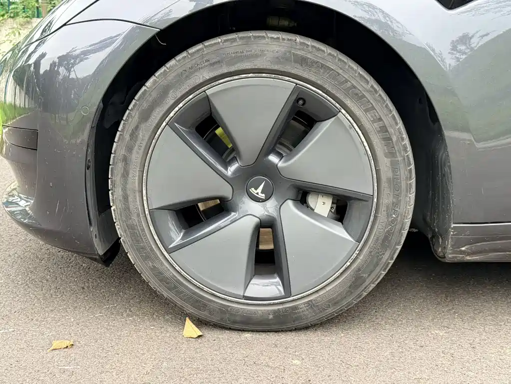 Tesla Model 3 — фото 9