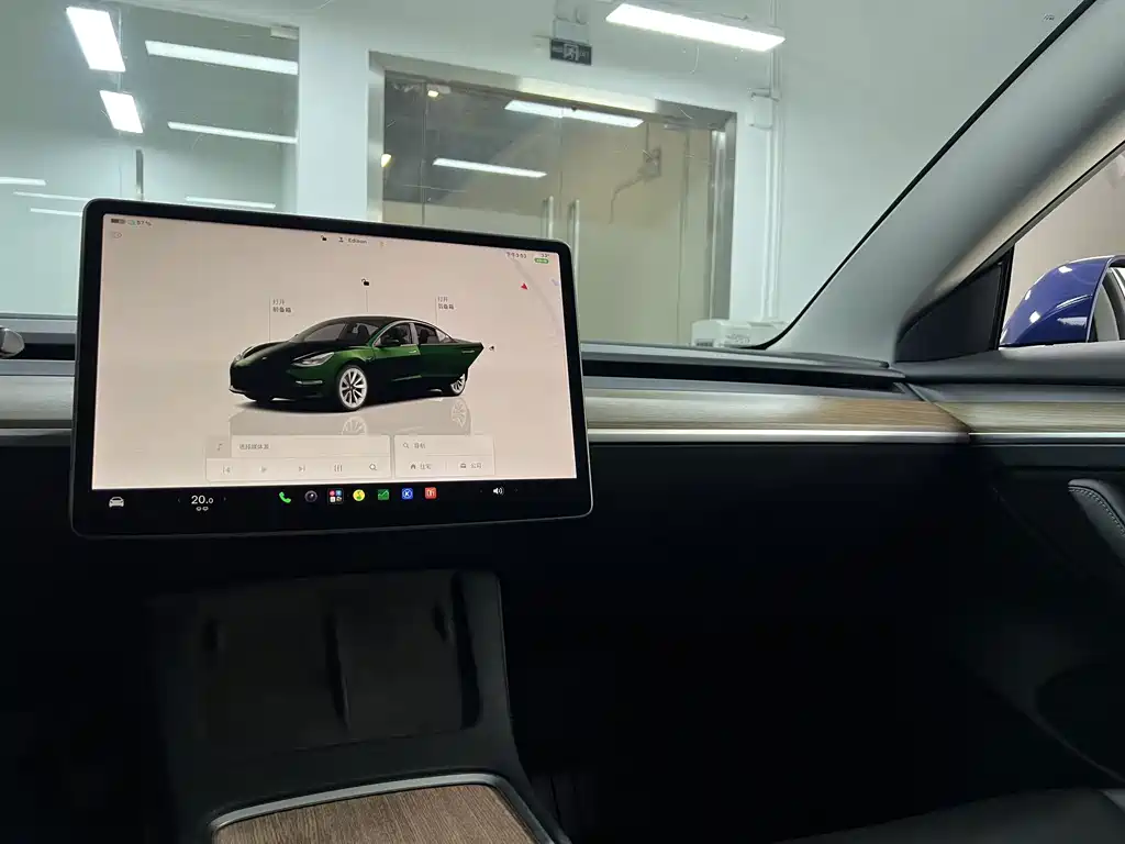 Tesla Model 3 — фото 18