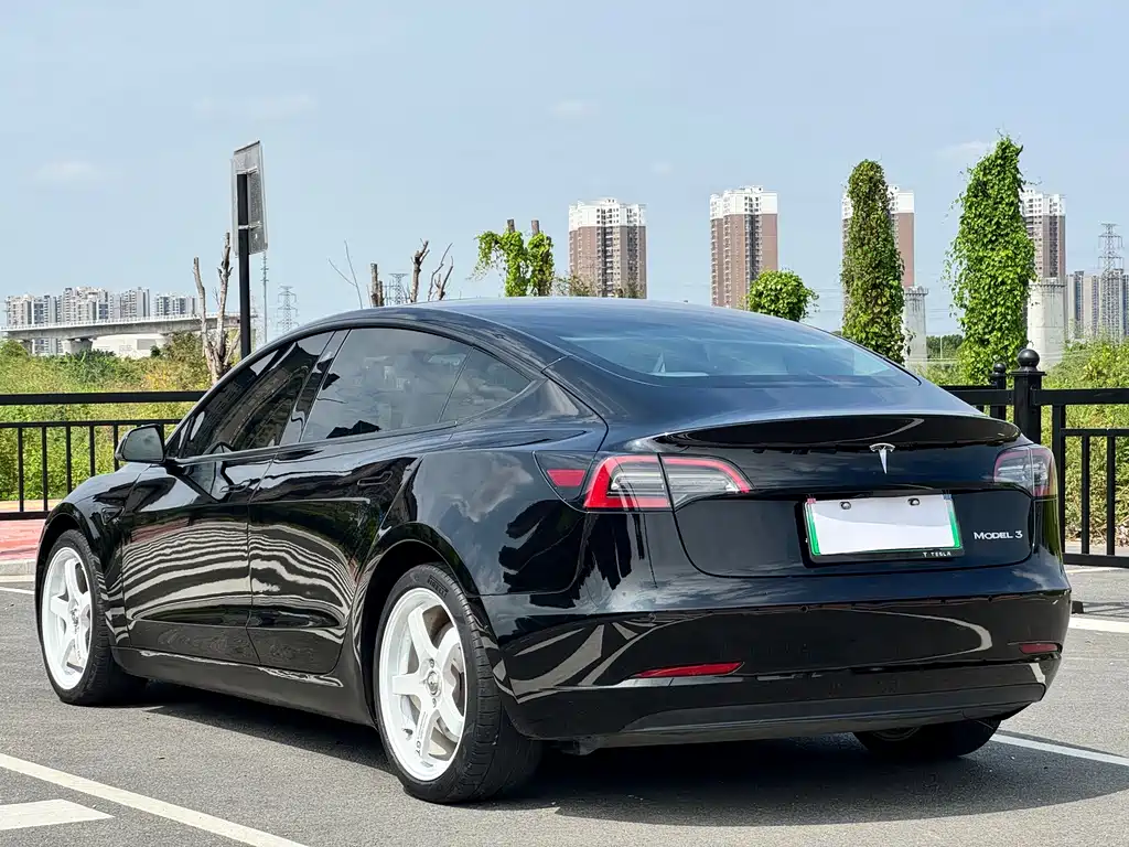 Tesla Model 3 — фото 11