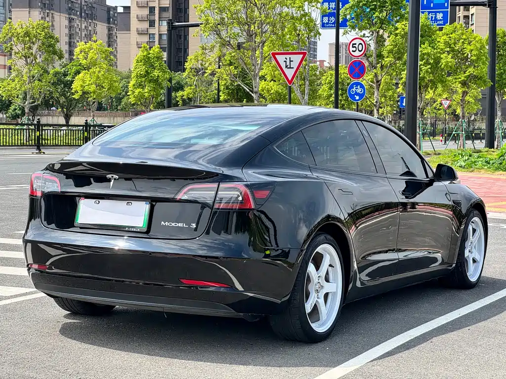 Tesla Model 3 — фото 12