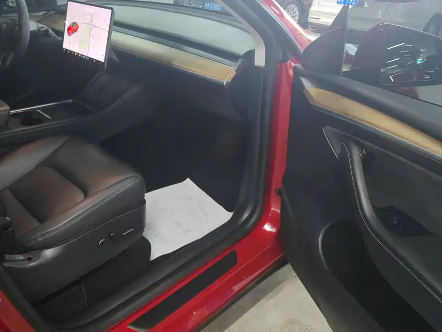 Tesla Model Y — фото 8