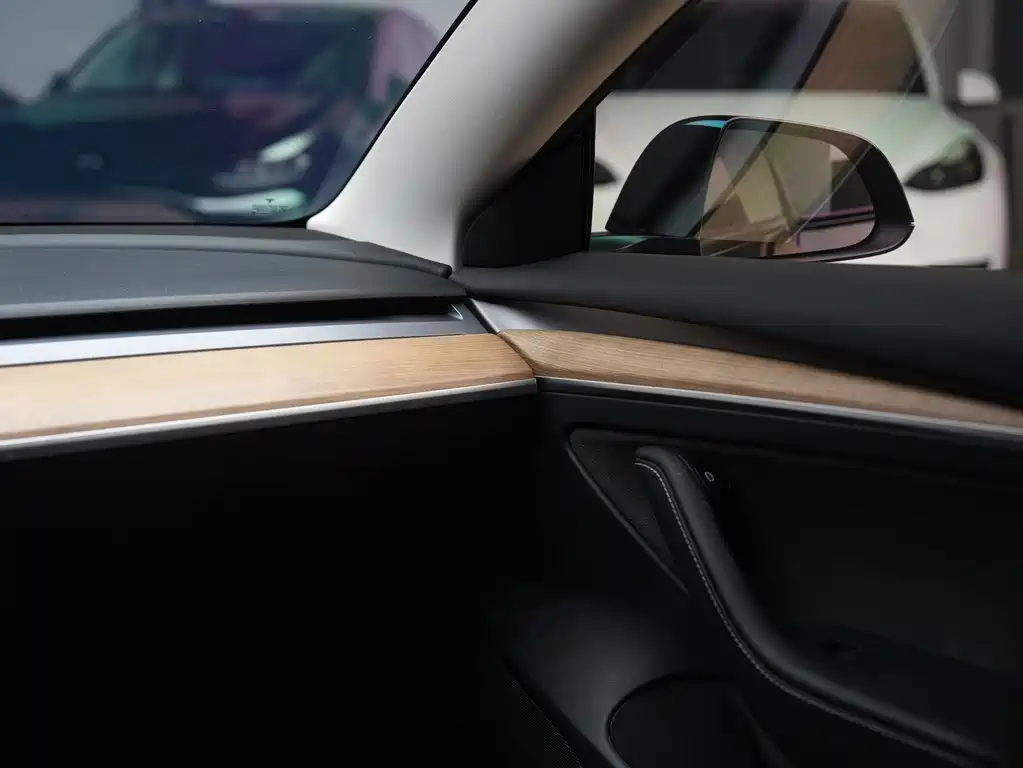 Tesla Model 3 — фото 18