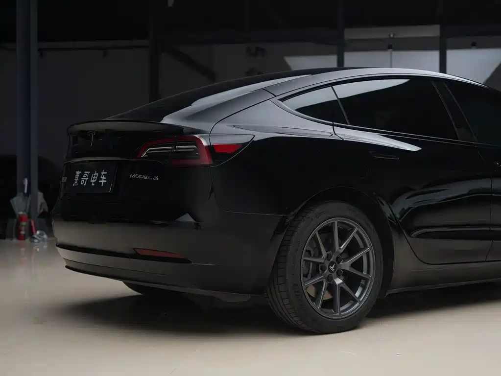 Tesla Model 3 — фото 6