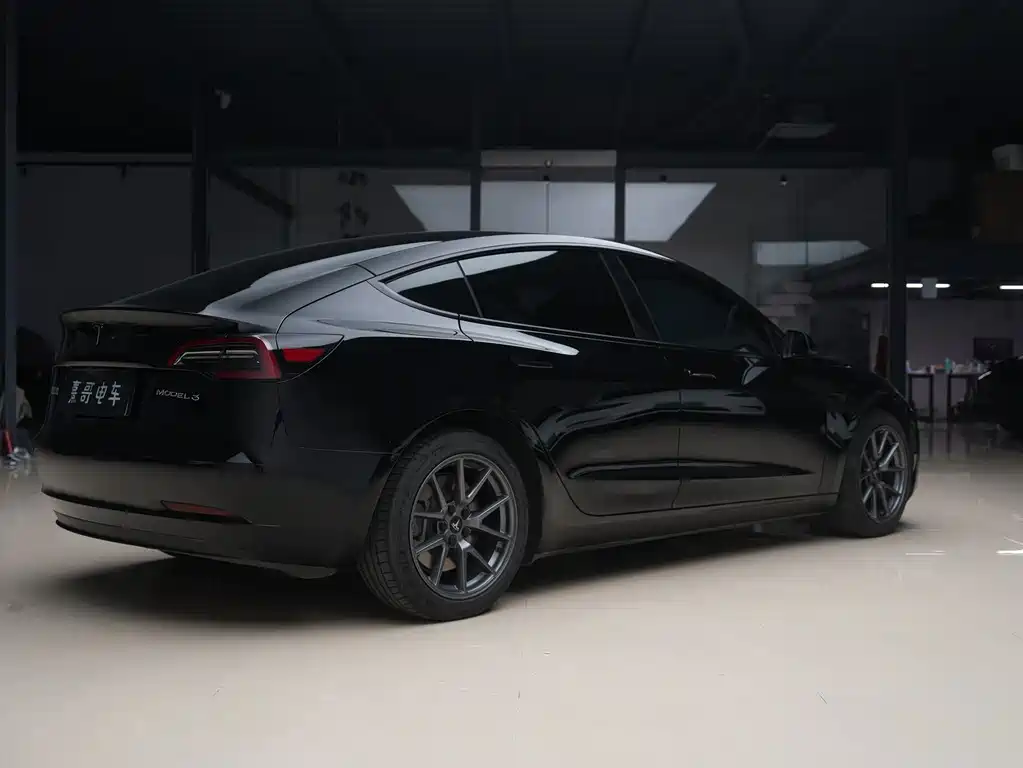 Tesla Model 3 — фото 7