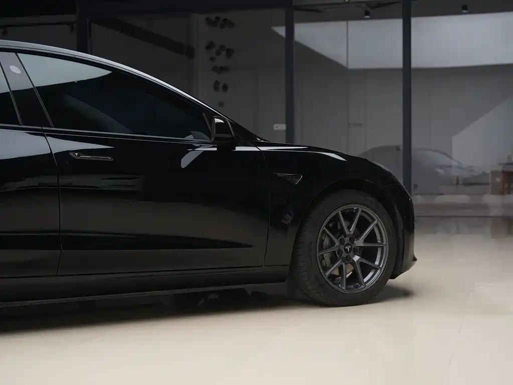 Tesla Model 3 — фото 9