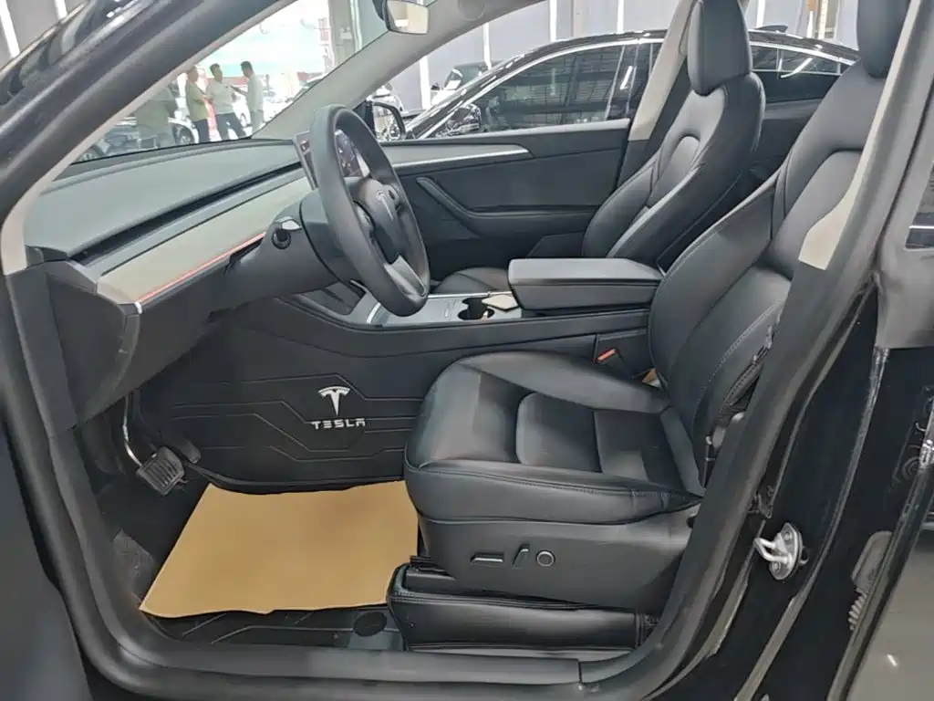 Tesla Model Y — фото 15