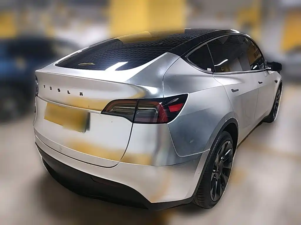 Tesla Model Y — фото 10