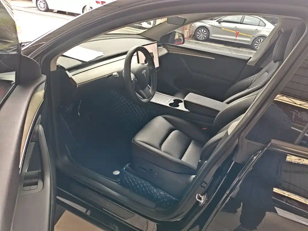 Tesla Model Y — фото 15