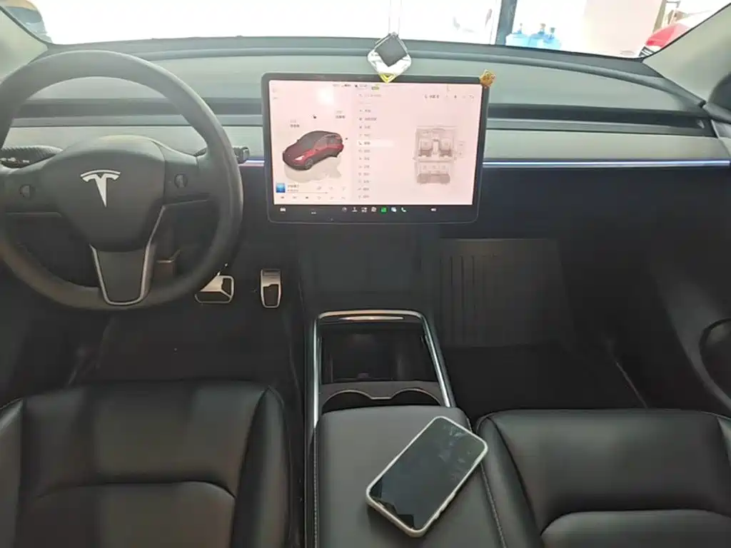 Tesla Model Y — фото 6
