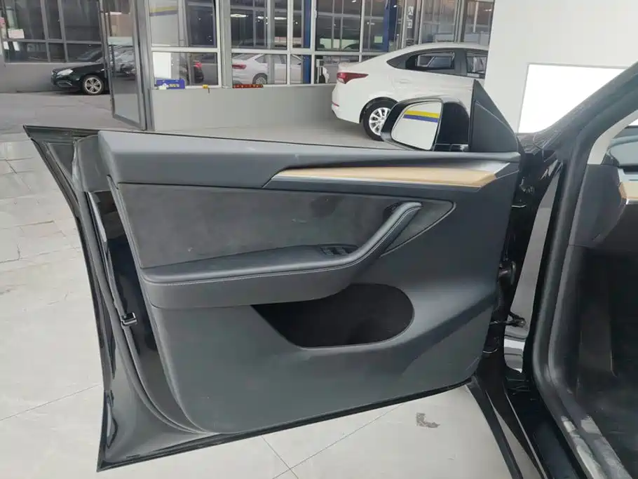 Tesla Model Y — фото 7