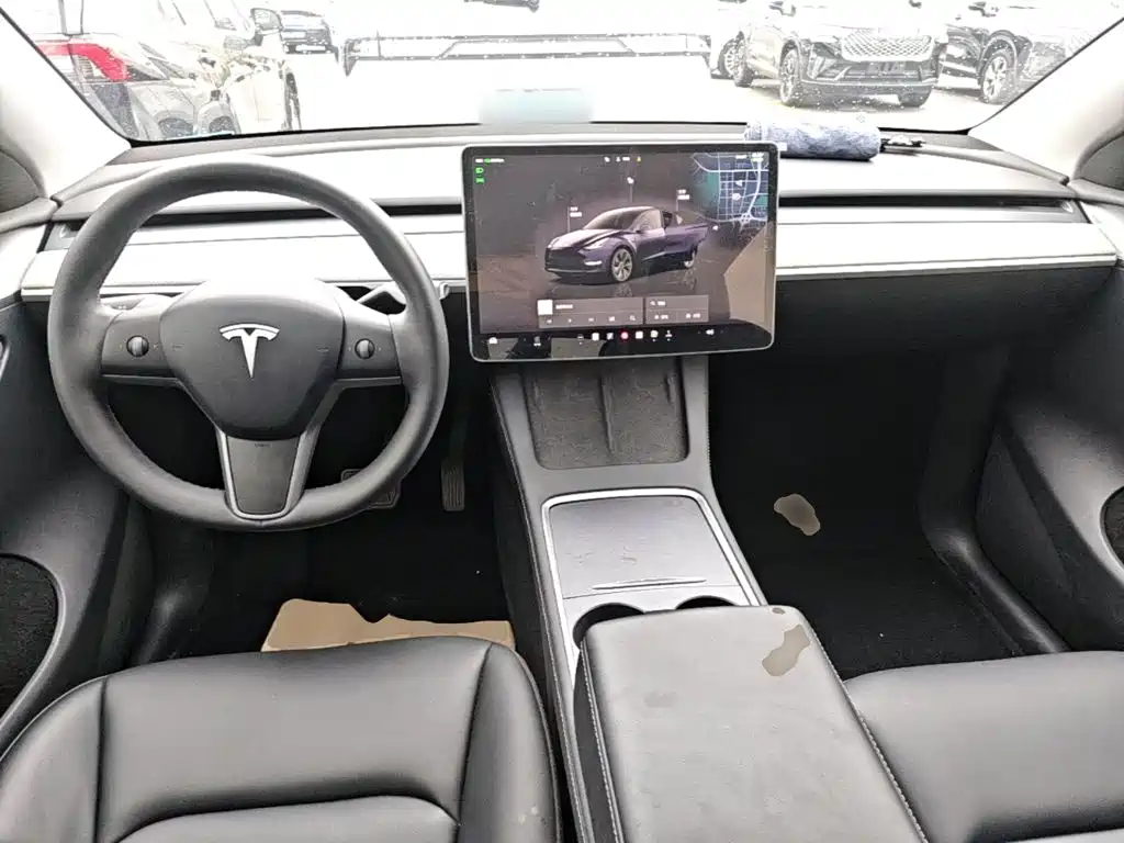 Tesla Model Y — фото 10