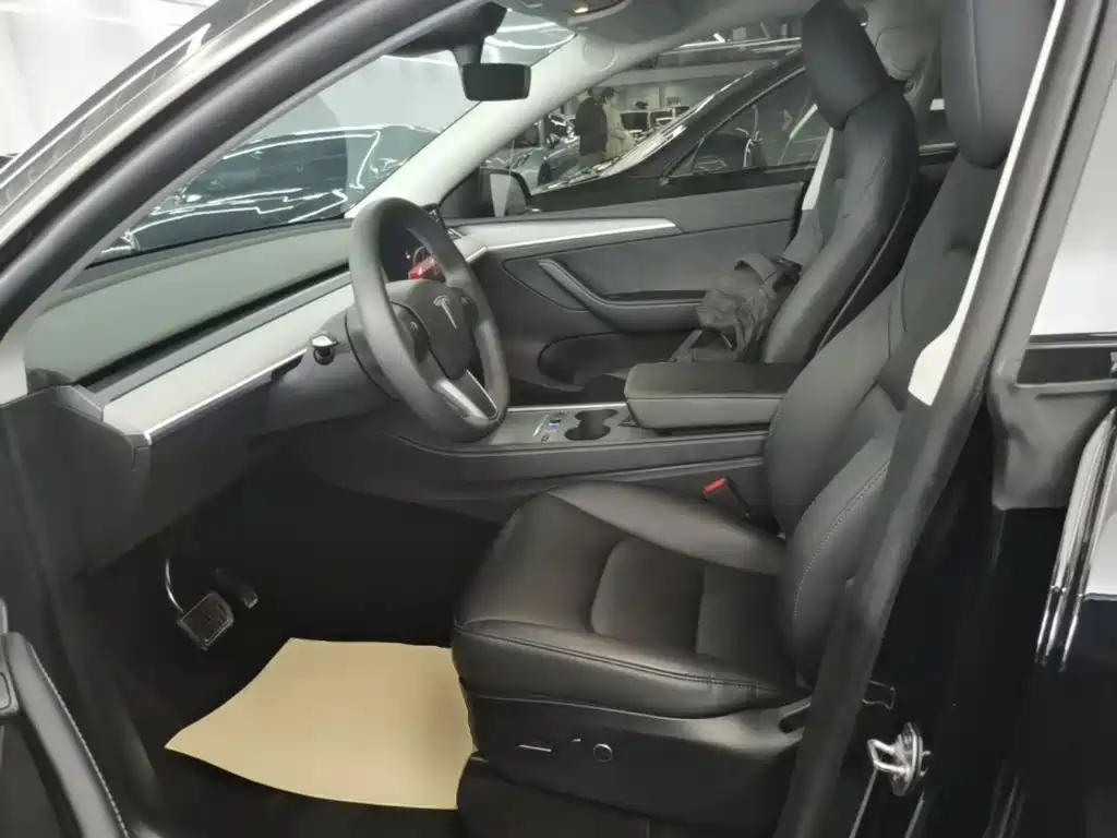 Tesla Model Y — фото 15