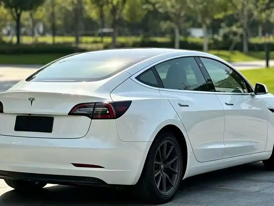 Tesla Model 3 — фото 9
