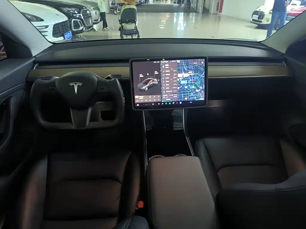 Tesla Model 3 — фото 10