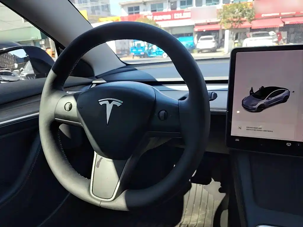 Tesla Model 3 — фото 11