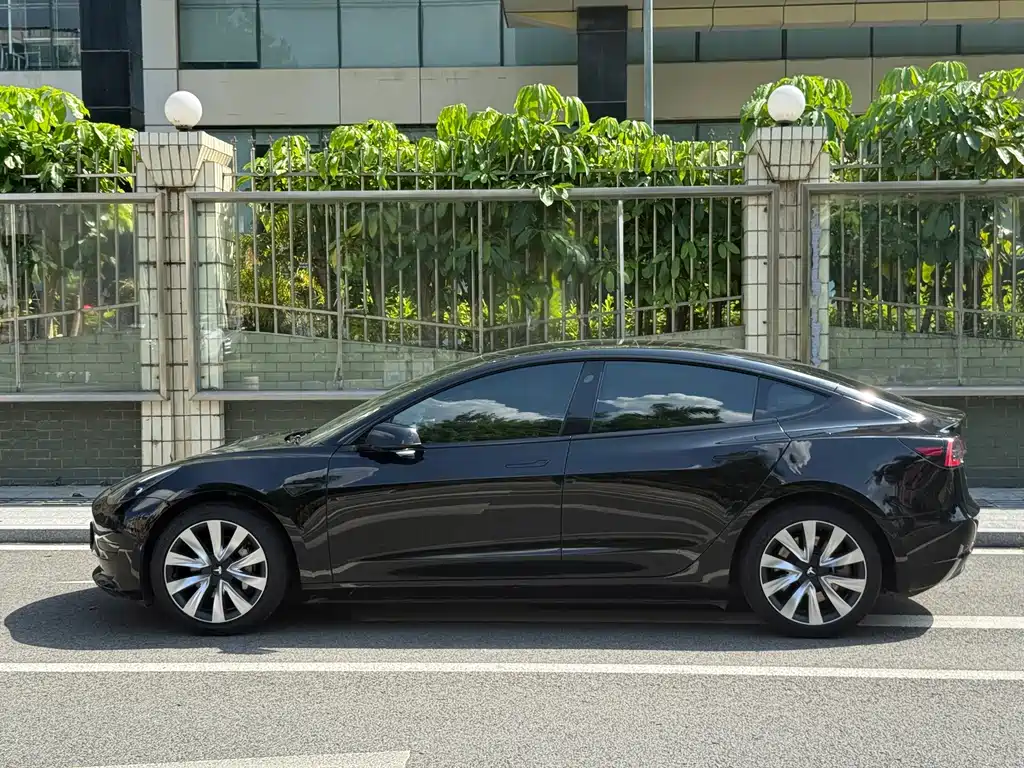 Tesla Model 3 — фото 3