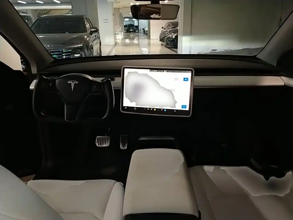 Tesla Model Y — фото 10