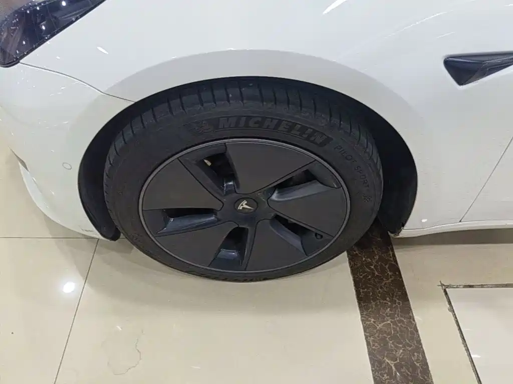 Tesla Model 3 — фото 23