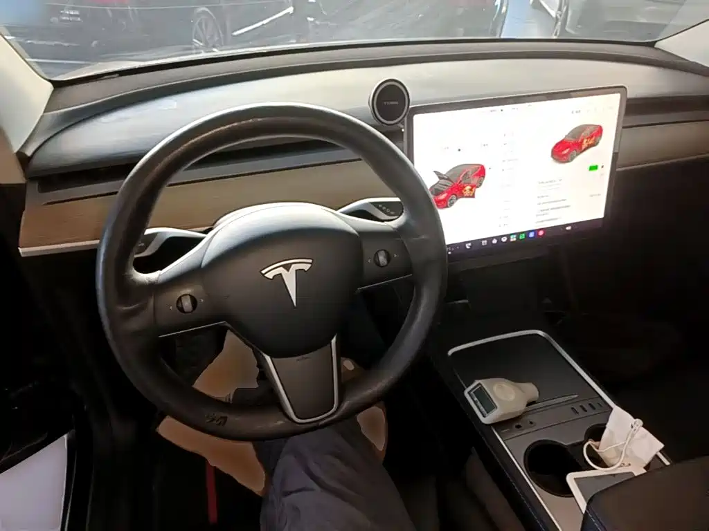 Tesla Model Y — фото 10