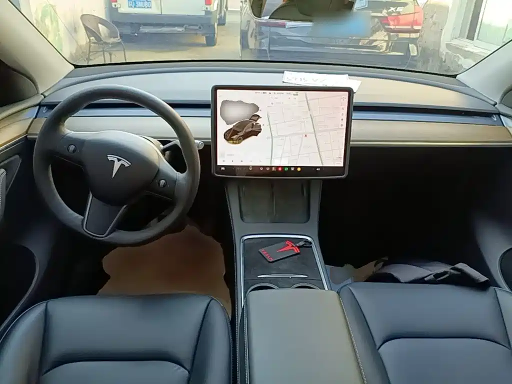 Tesla Model Y — фото 10