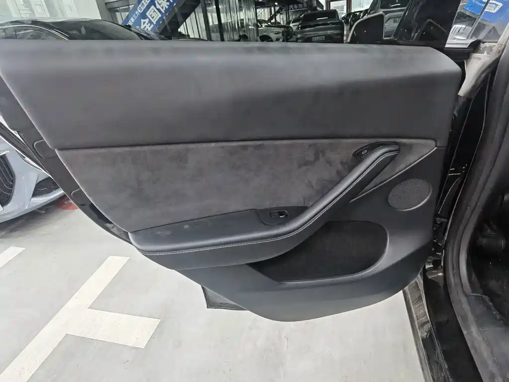Tesla Model Y — фото 11