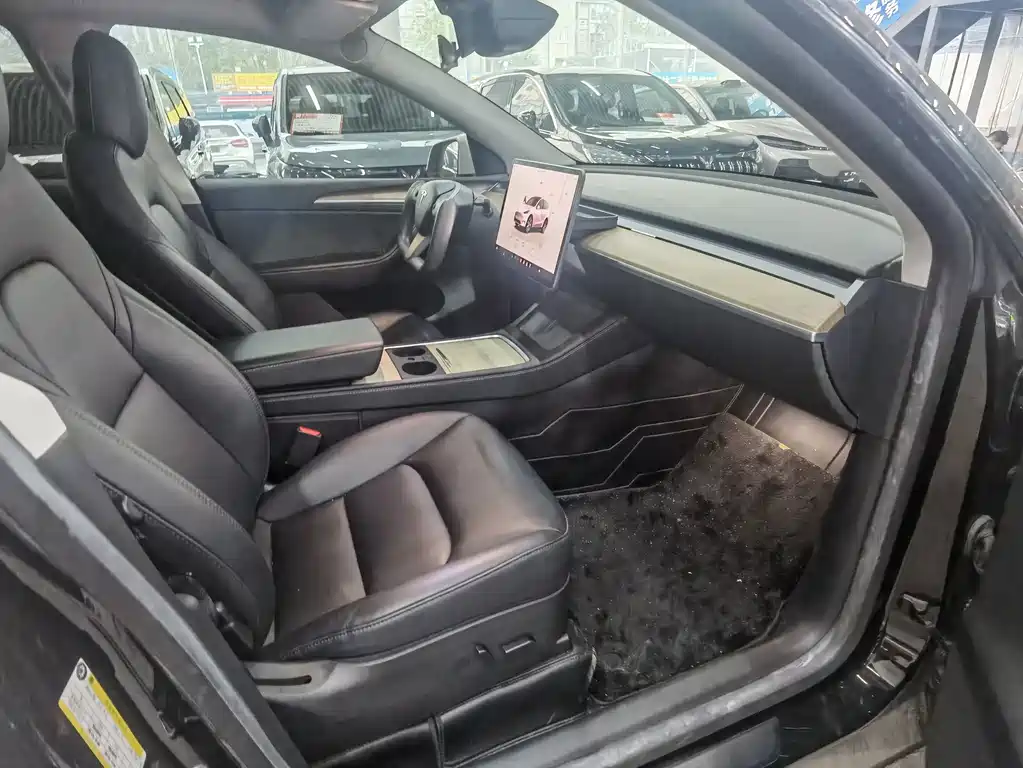 Tesla Model Y — фото 17