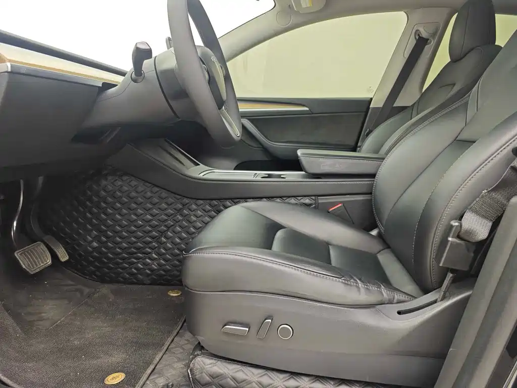 Tesla Model Y — фото 13