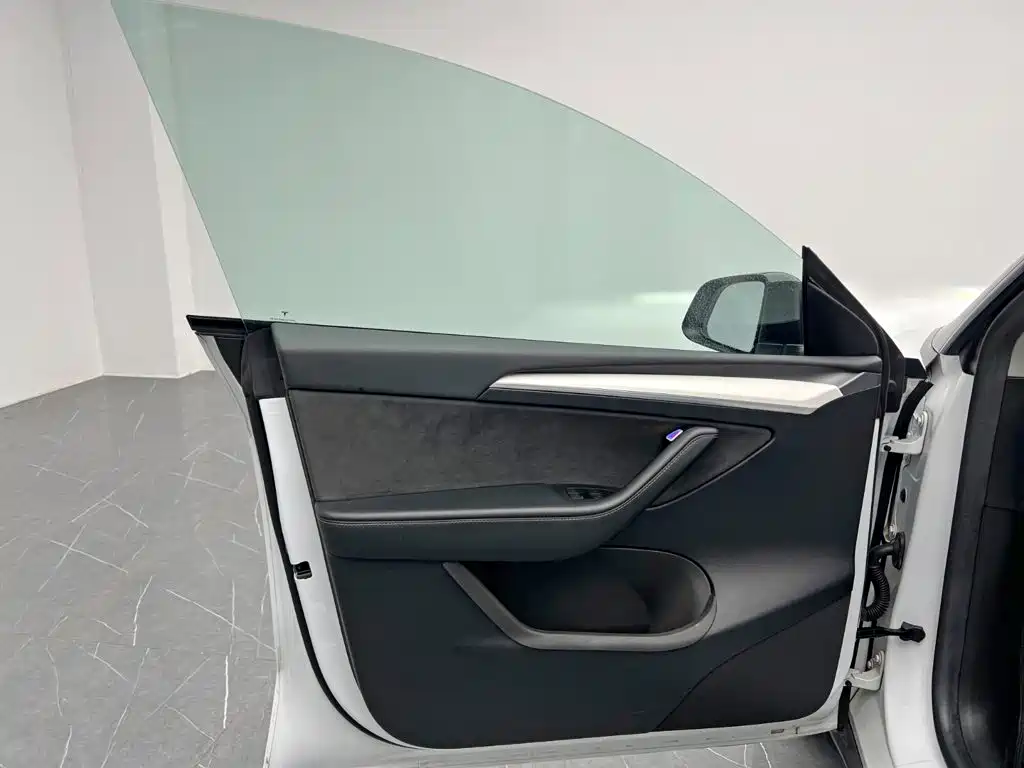 Tesla Model Y — фото 13