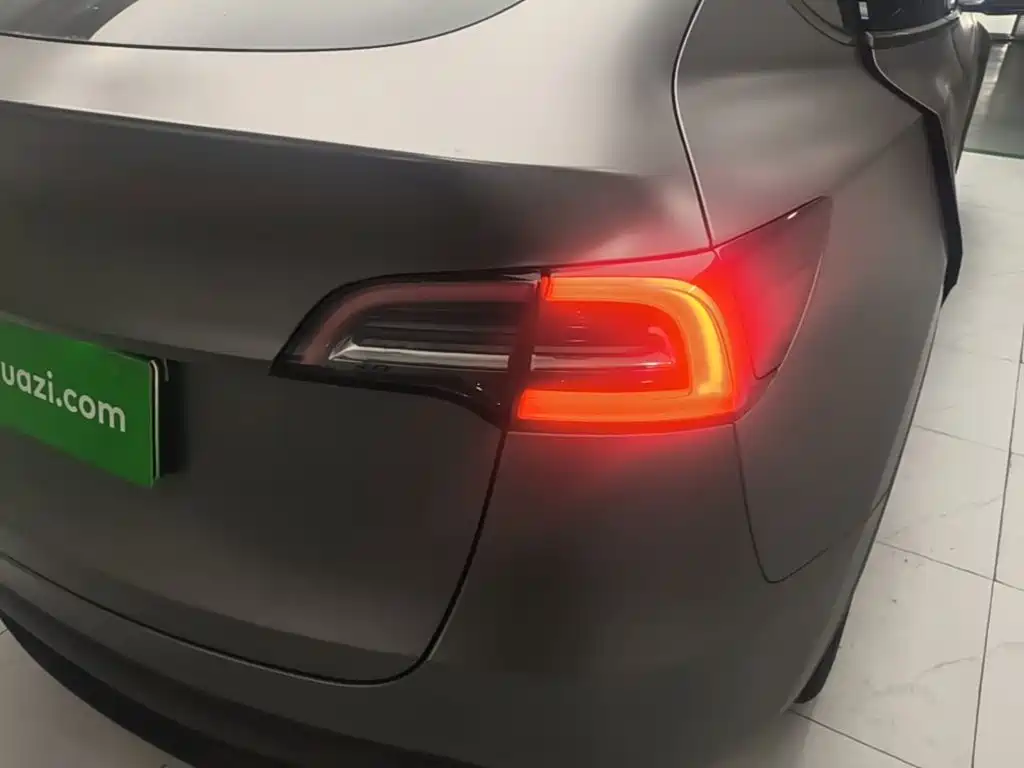 Tesla Model Y — фото 8