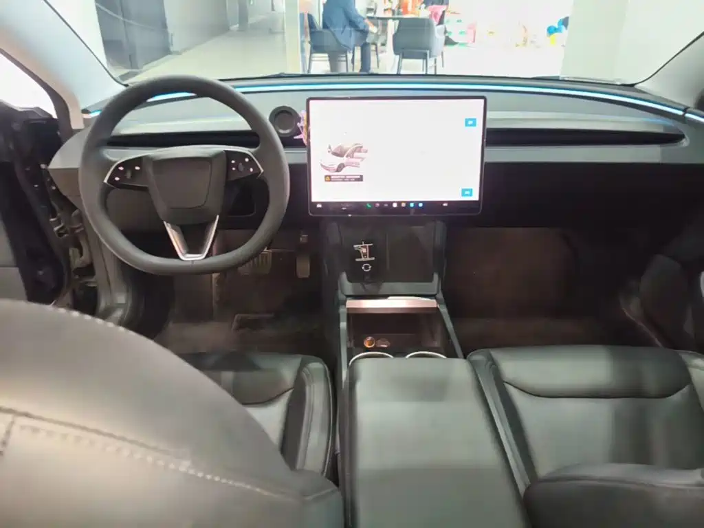 Tesla Model 3 — фото 10