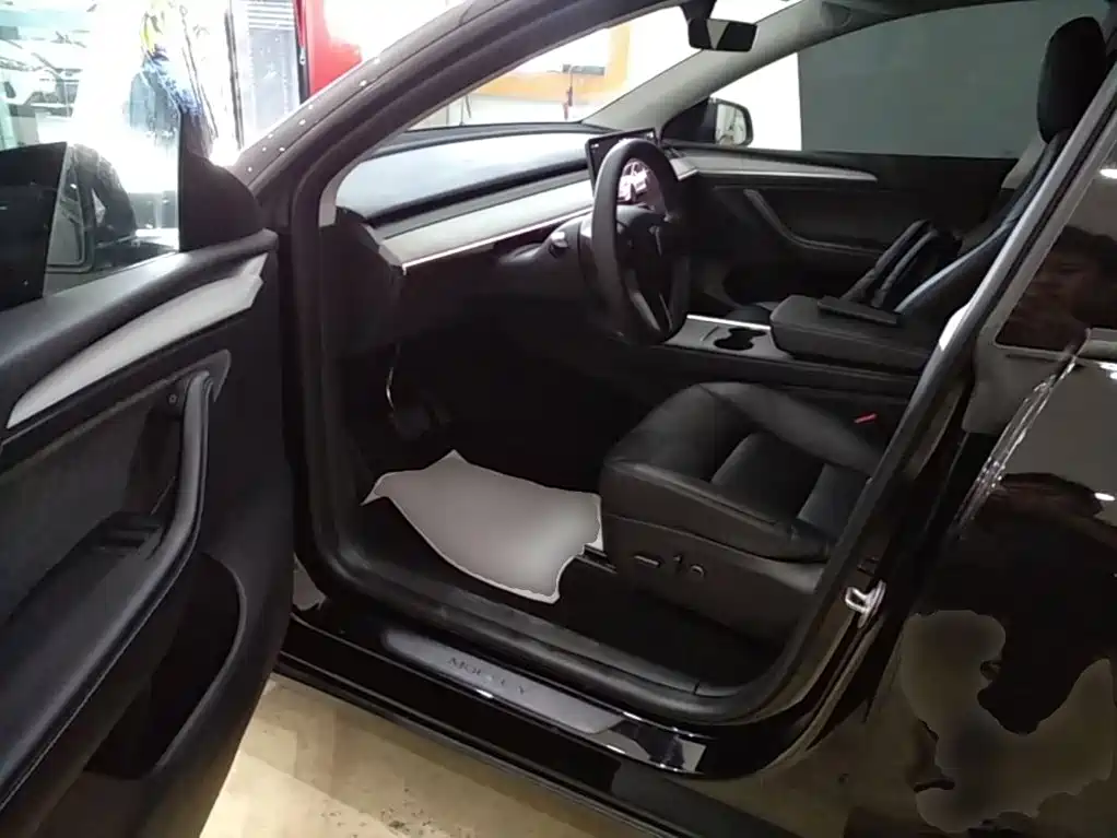 Tesla Model Y — фото 15