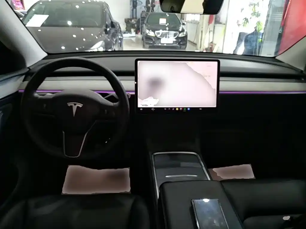 Tesla Model Y — фото 10