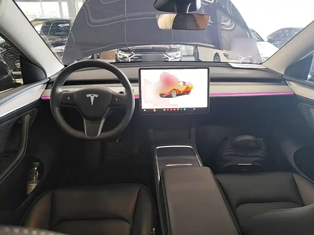 Tesla Model Y — фото 10