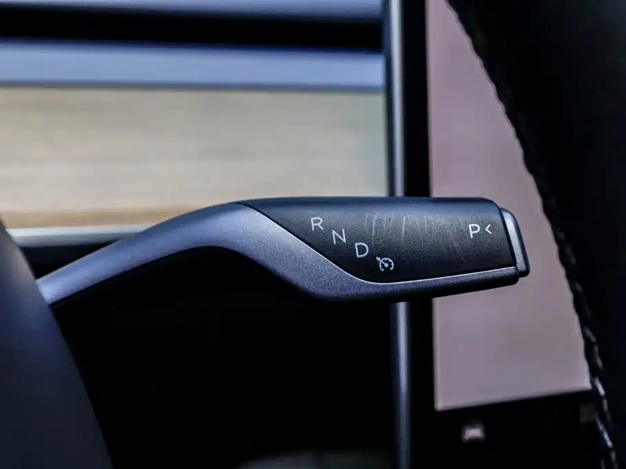 Tesla Model Y — фото 15
