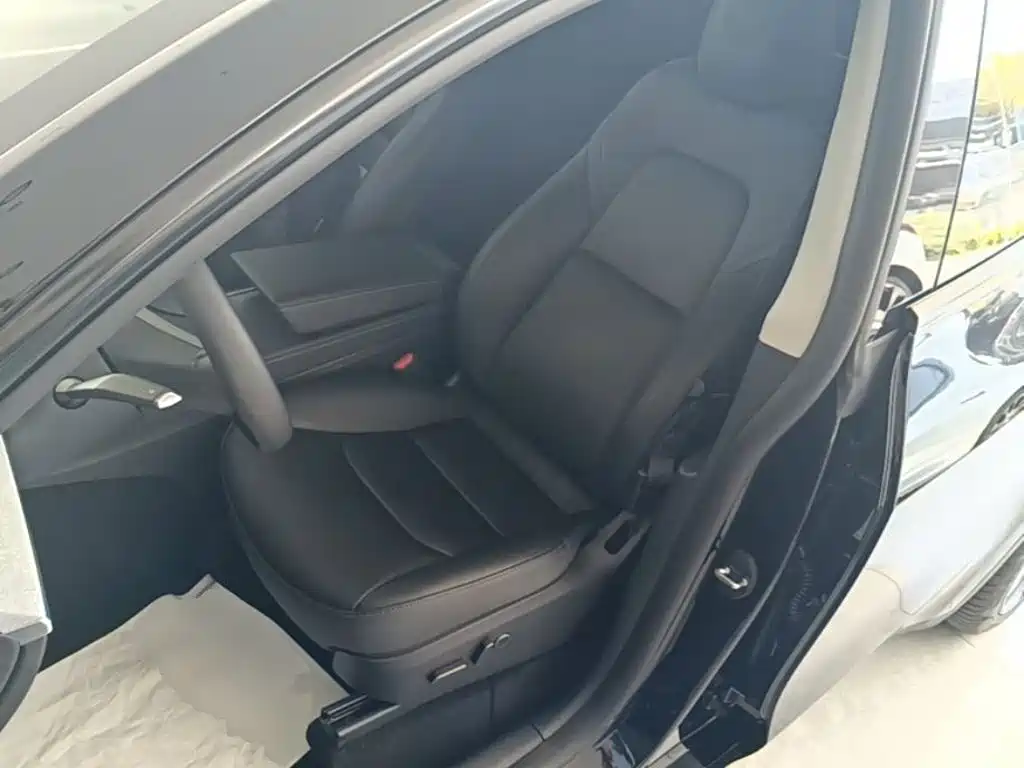 Tesla Model Y — фото 15