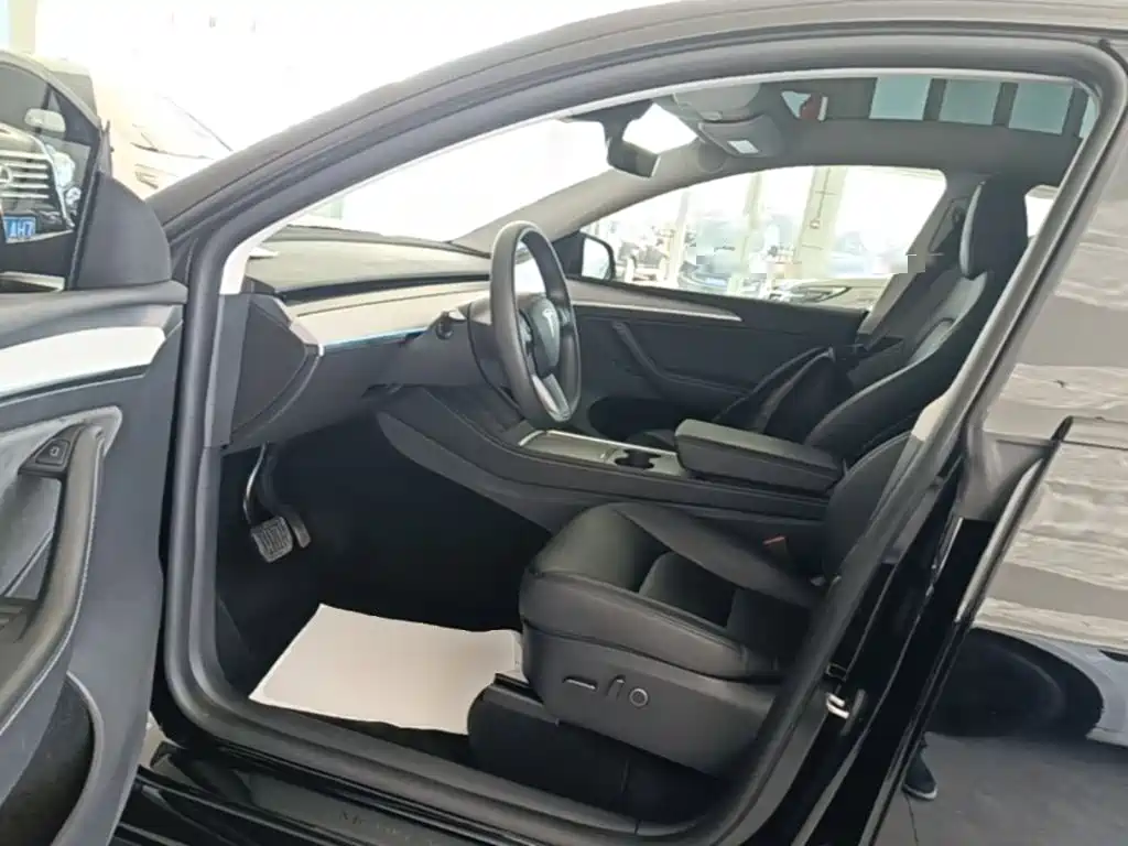 Tesla Model Y — фото 16
