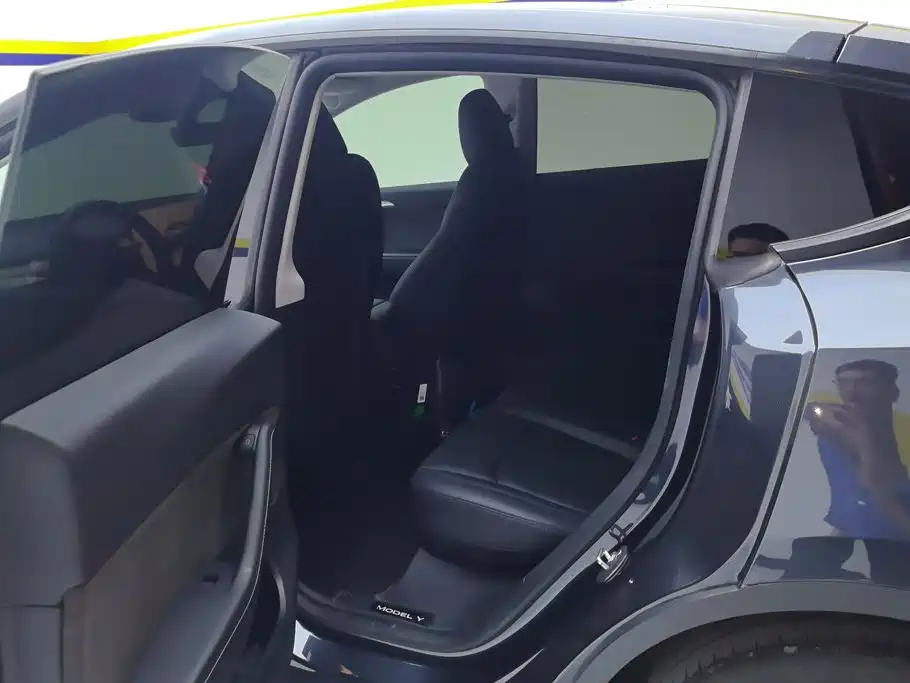Tesla Model Y — фото 11