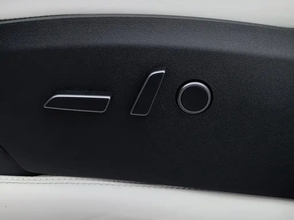 Tesla Model Y — фото 15