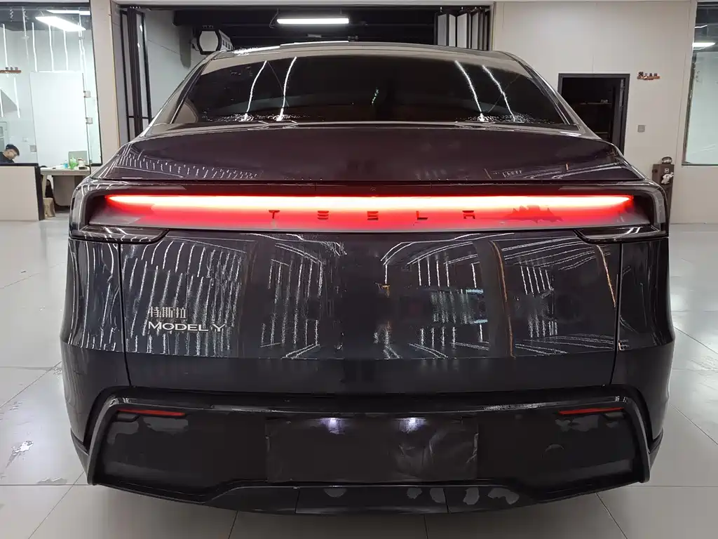 Tesla Model Y — фото 7