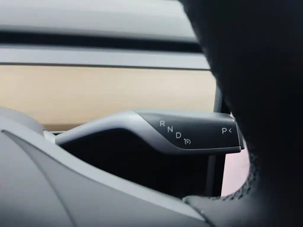 Tesla Model Y — фото 14