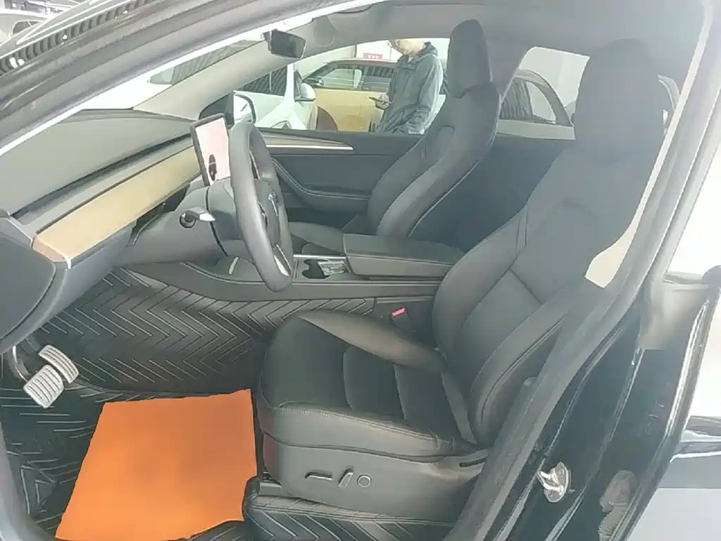 Tesla Model Y — фото 15