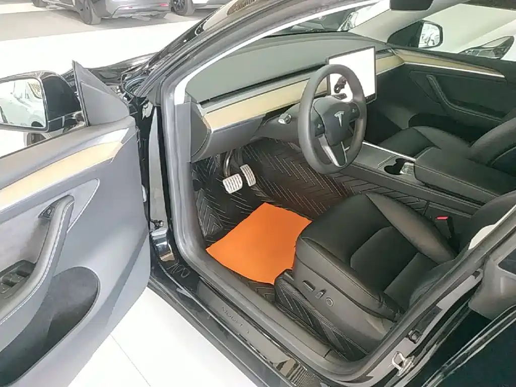 Tesla Model Y — фото 16