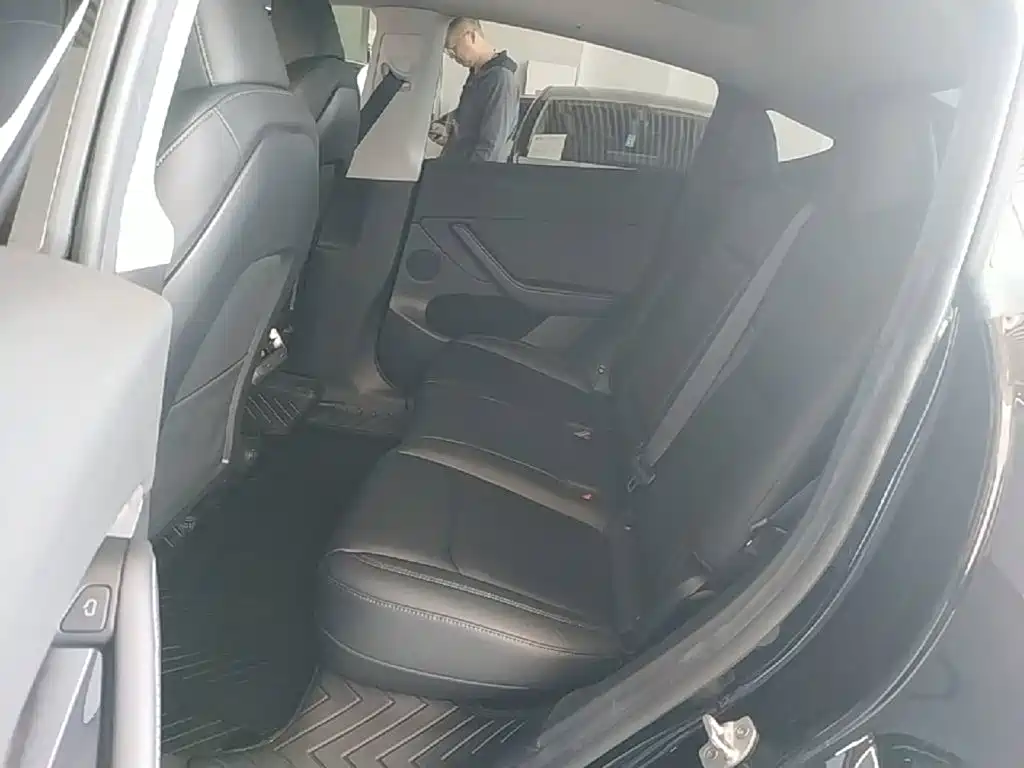 Tesla Model Y — фото 17