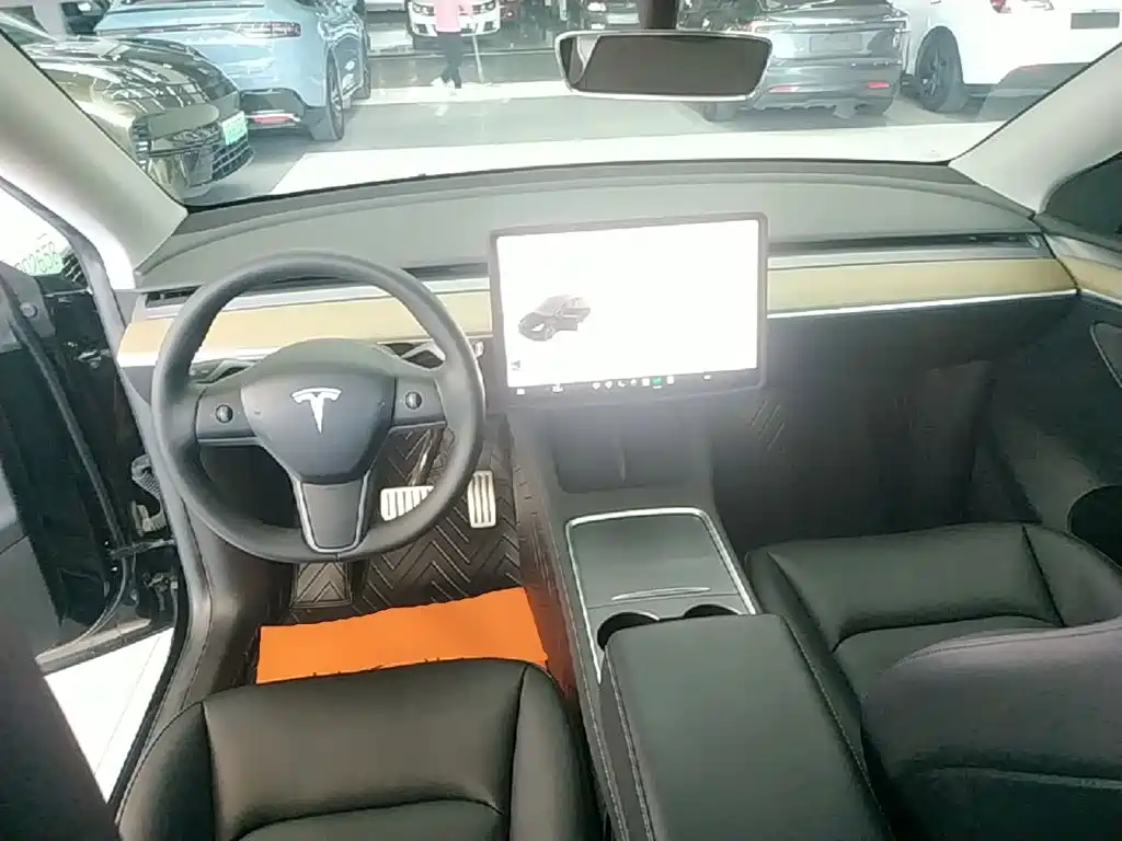 Tesla Model Y — фото 10
