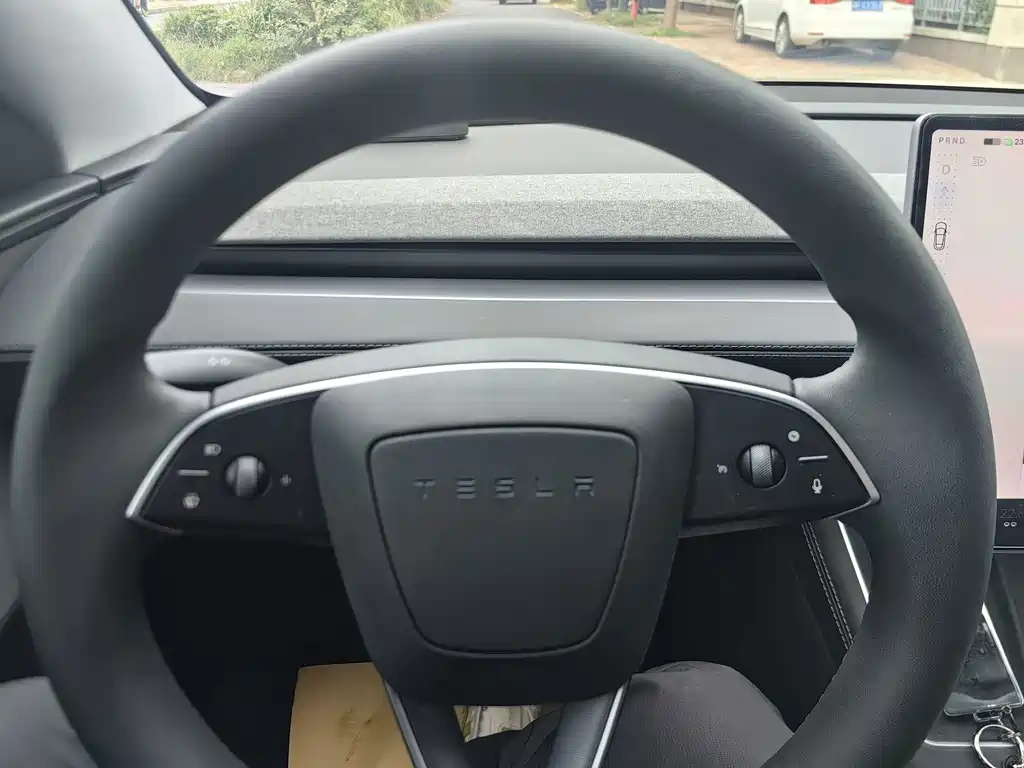 Tesla Model Y — фото 5