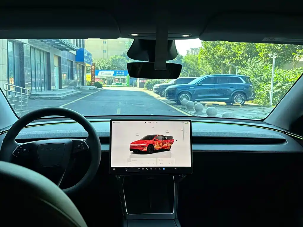 Tesla Model Y — фото 9