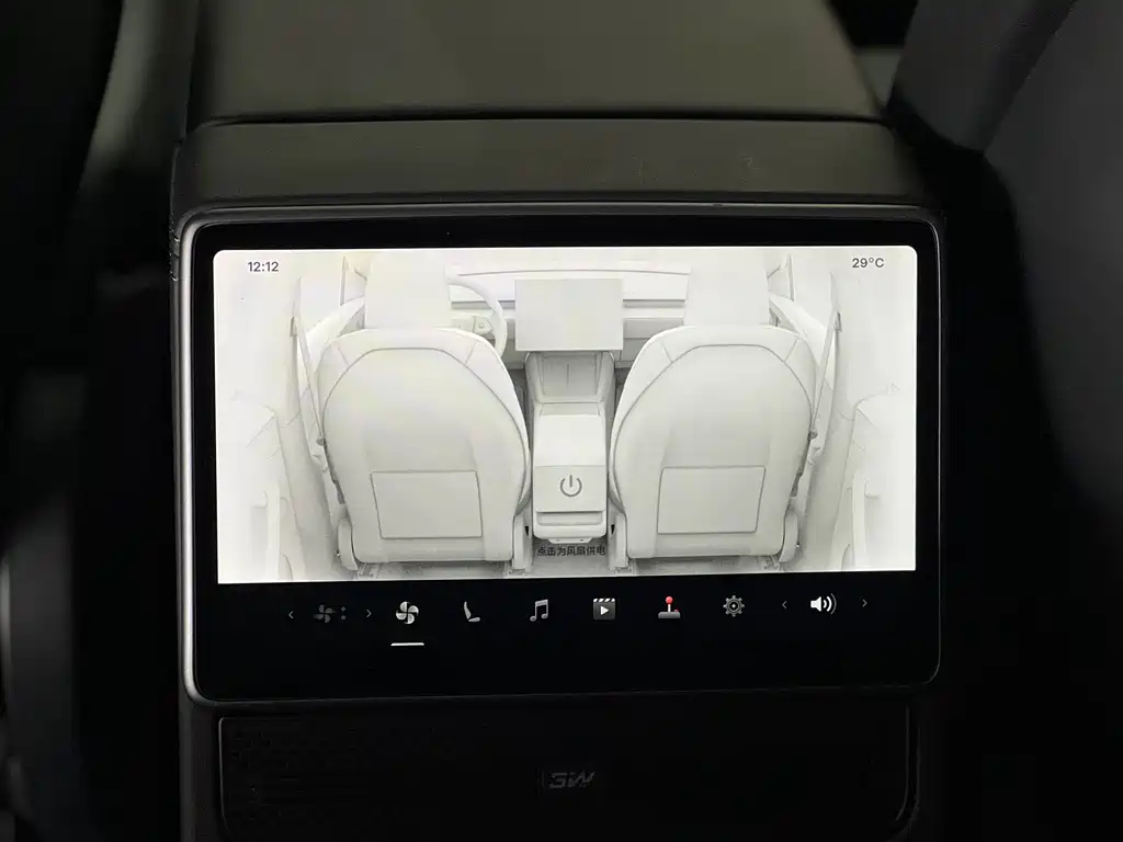 Tesla Model Y — фото 11