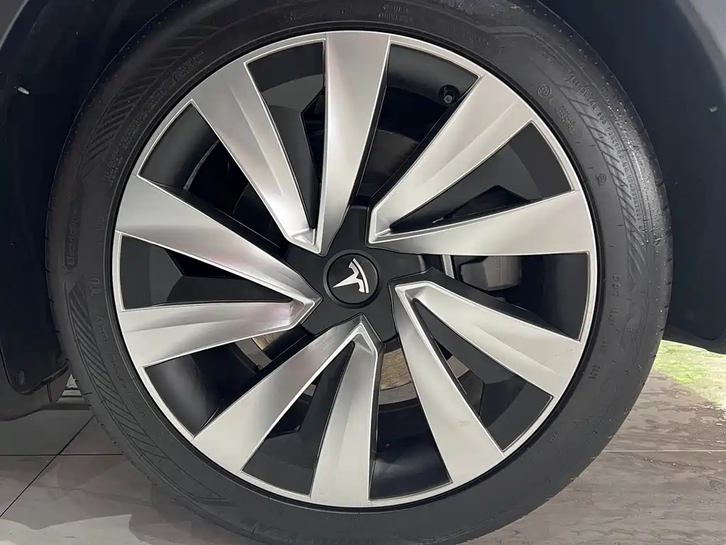 Tesla Model Y — фото 17